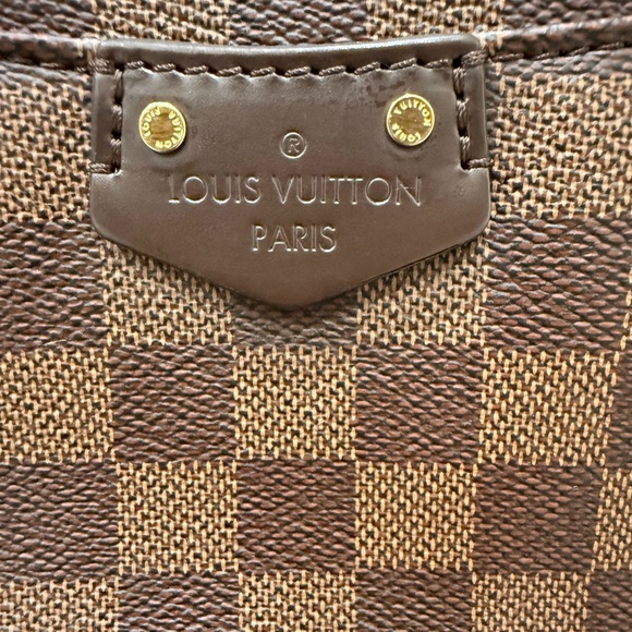 Louis Vuitton
Damier Ebene South Bank Besace Crossbody/Shoulder Bag - Picture 5 of 16
